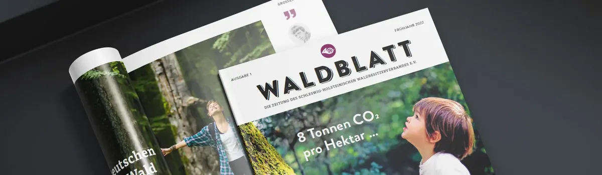 Zwei Ausgaben des Magazins WALDBLATT auf dunklem Grund