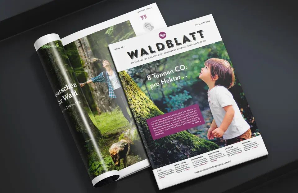 Zwei Ausgaben des Magazins WALDBLATT, eine davon aufgeschlagen